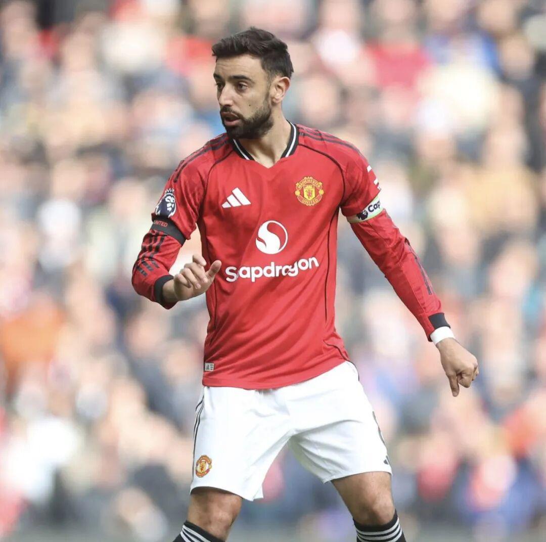 亨利谈B费的助攻：他不是在踢球，是在思考足球