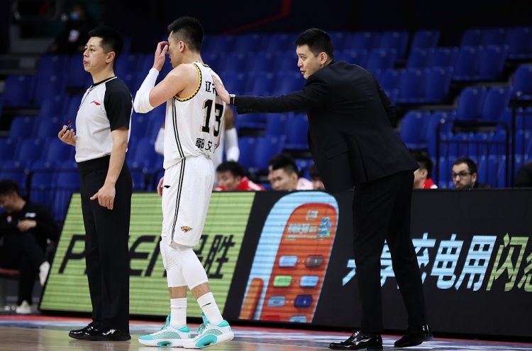 体育直播-字母没走成教练怎么用？杨鸣：不要再试探底线 只需维护好关系